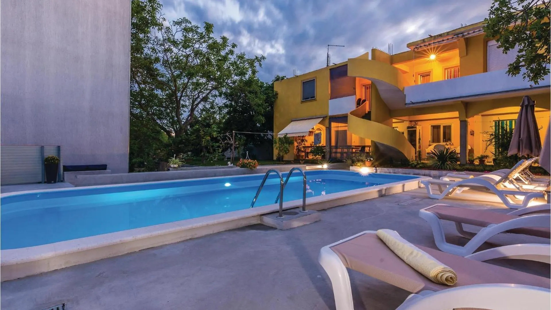 Beautiful Apartment In Pakostane 0*,