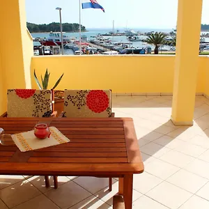 Buco Seafront & Fastfood Apartmán